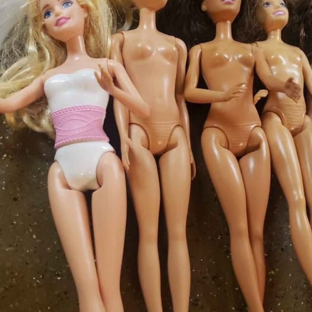8 Barbie dolls lot - Picture 2 of 4